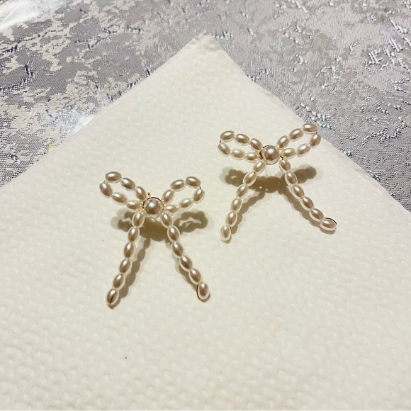 Pearl bead bow tie earrings - Picture 3 of 3